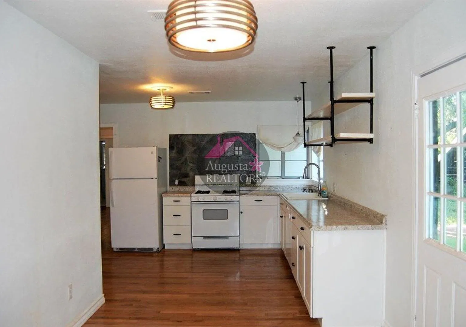 Charming and spacious home in the heart of Sweetwater! — Photo 4