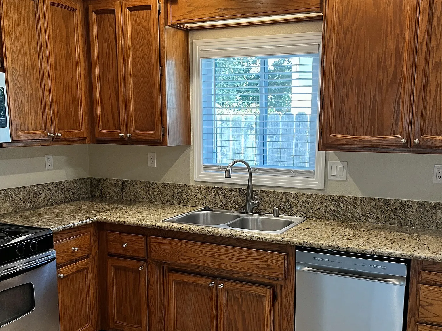 906 Mormon Street — Photo 4