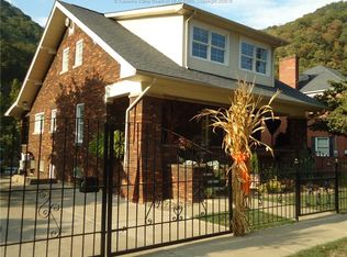 129 Riverside Dr, Logan, WV 25601