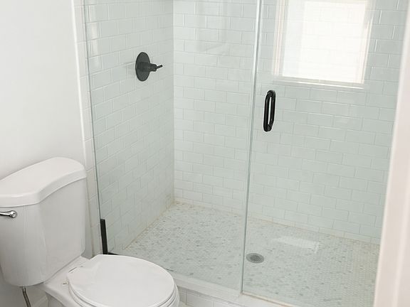3rd image of 299A 7th Ave W