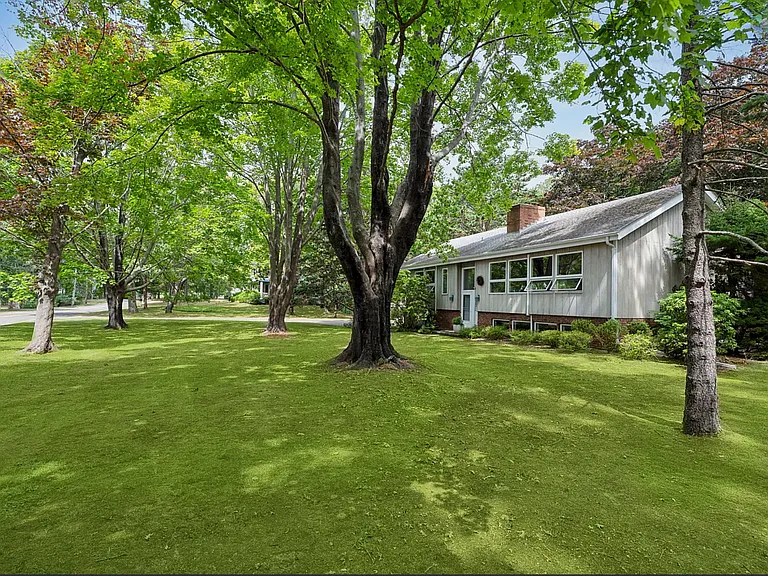 19 Peconic Ave — Photo 13