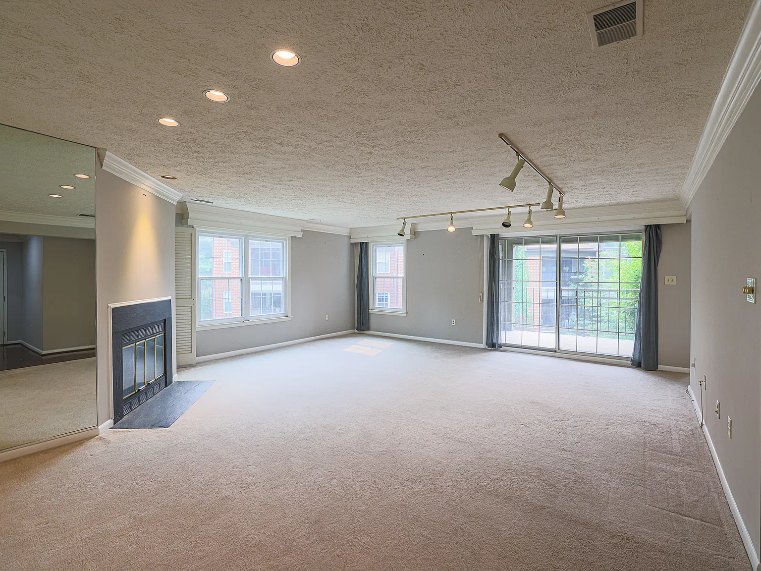 2 bed, 1436 sqft, $2,200 — Photo 3