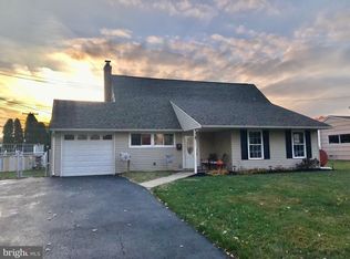 5 Hilltop Rd, Levittown, PA 19056