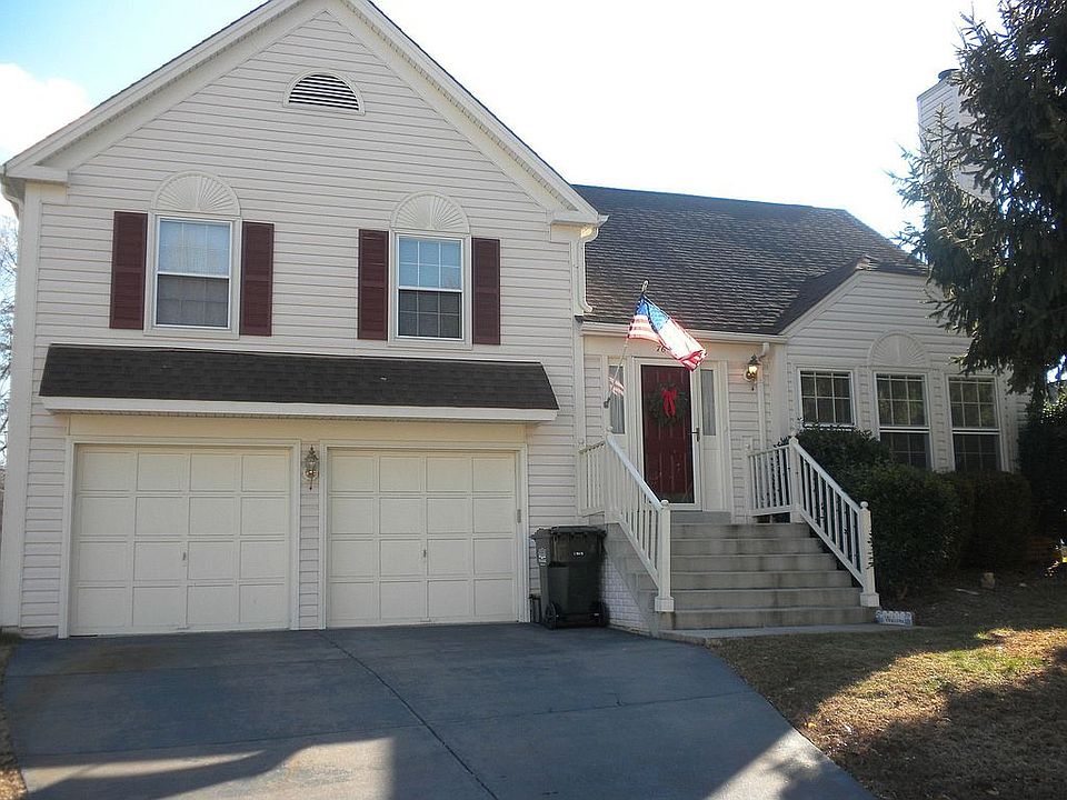 Beautiful w/2 car garage!!