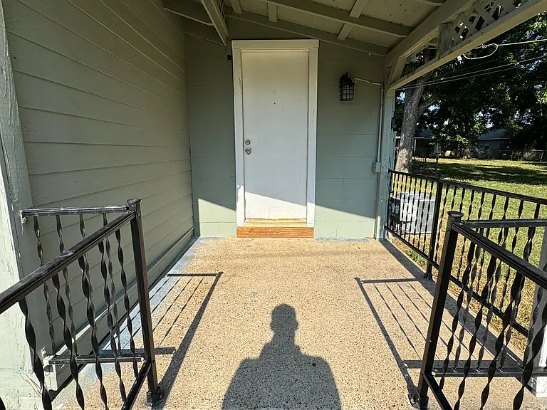 212 Crestview St — Photo 1