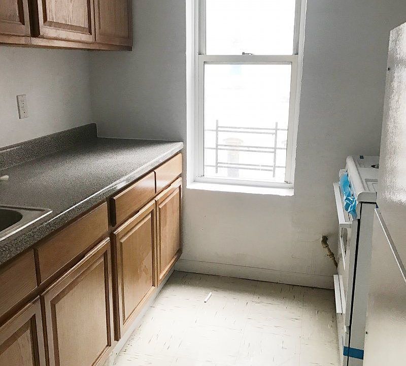 2nd image of 993 Summit Ave APT 2W