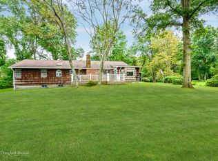 327 Woodbury Rd, Cold Spring Harbor, NY 11724