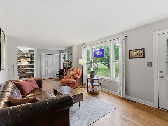 4th image of 401 Fieldcrest Dr