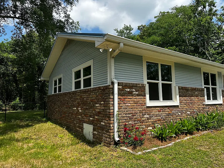412 1st Pl — Photo 3