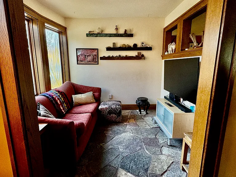 1907 Keyes Ave — Photo 6