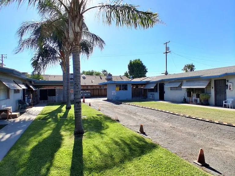 1315 N Garden — Photo 2