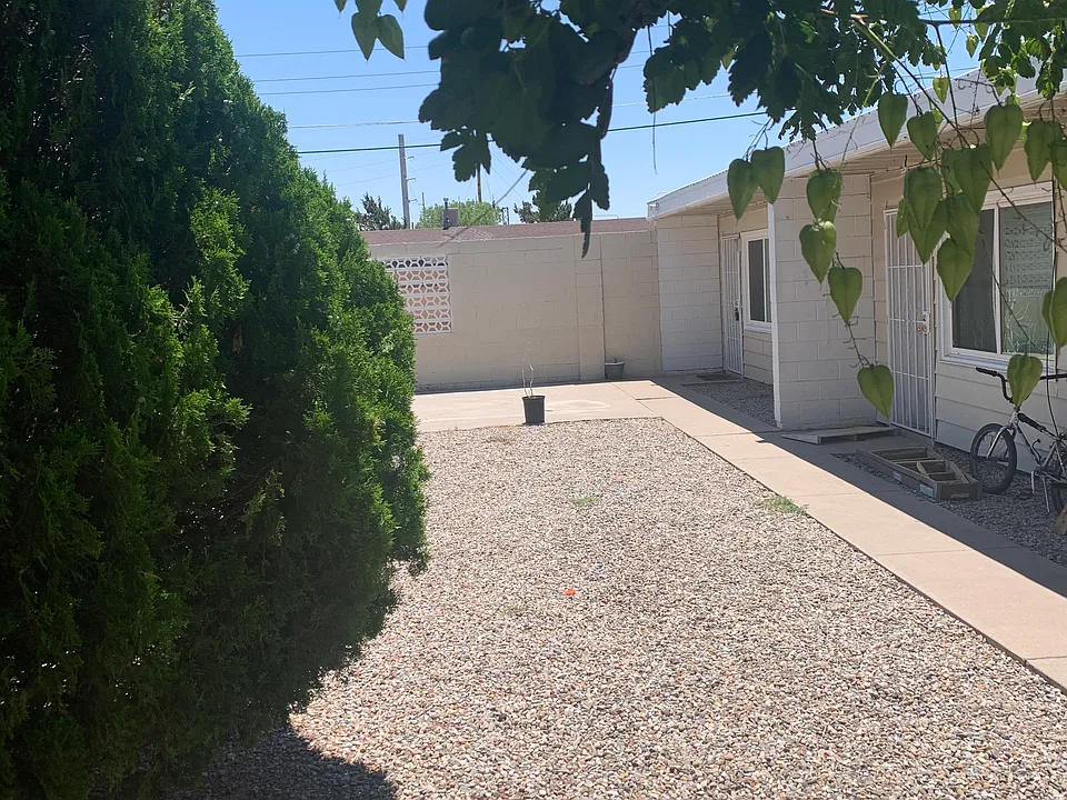 Updated 1 Bedroom Courtyard Apartment with Yard in South UNM