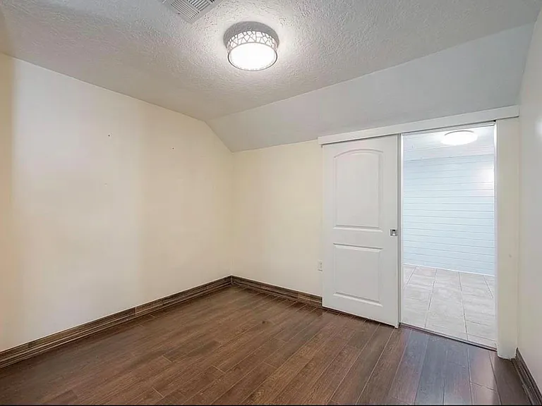 511 Bishop St — Photo 12