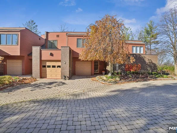 4 Hidden Ledge Rd, Englewood, NJ 07631