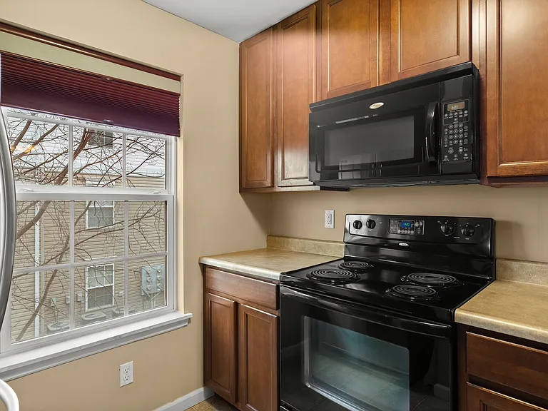 10201 Spring Creek Ln — Photo 8