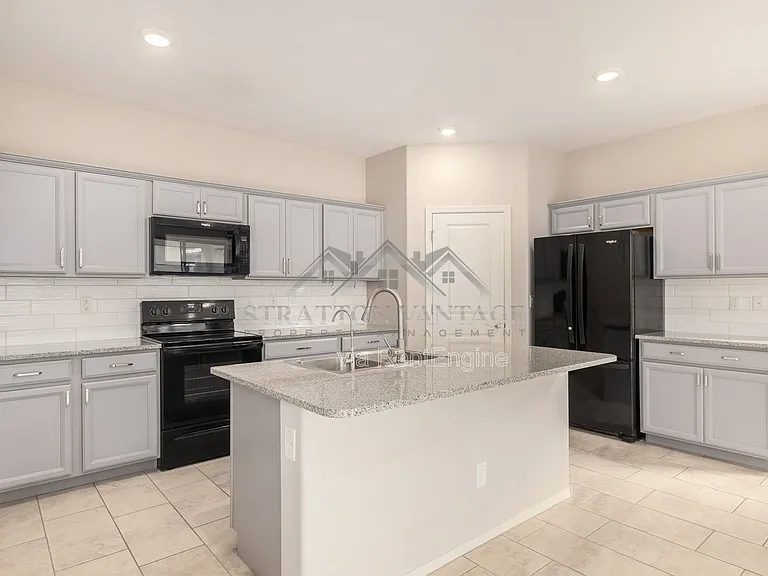 55 E Constitution Dr — Photo 10