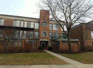 5040 Arbor Ln APT 202, Northfield, IL 60093