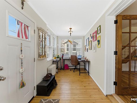 3rd image of 48 Rochelle Ave