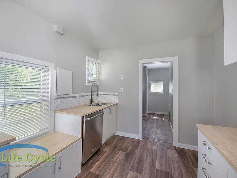 1314 Beechwood St NE — Photo 6