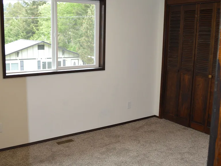 215 SW 3rd St — Photo 14