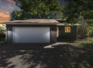 569 Dresden Dr, Chaska, MN 55318