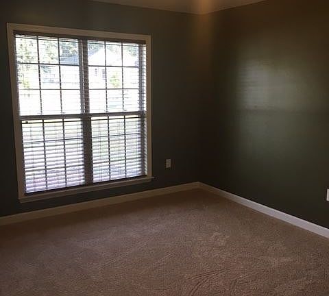 5th image of 233 Hilltop Cir