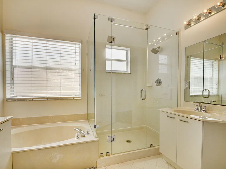 2418 Westmont Dr — Photo 27