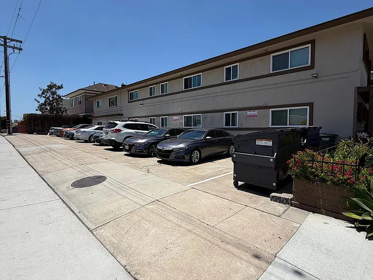 One Bedroom Close to Downtown! — Photo 13
