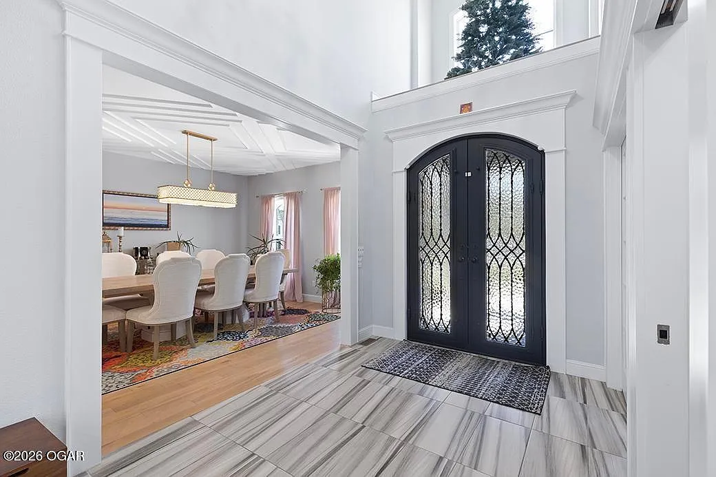 6 bed, 5.5 bath, 7158 sqft, $6,500 — Photo 2