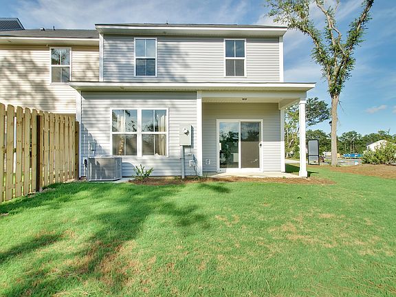 Picture of Collins model home, colors and selections may vary.