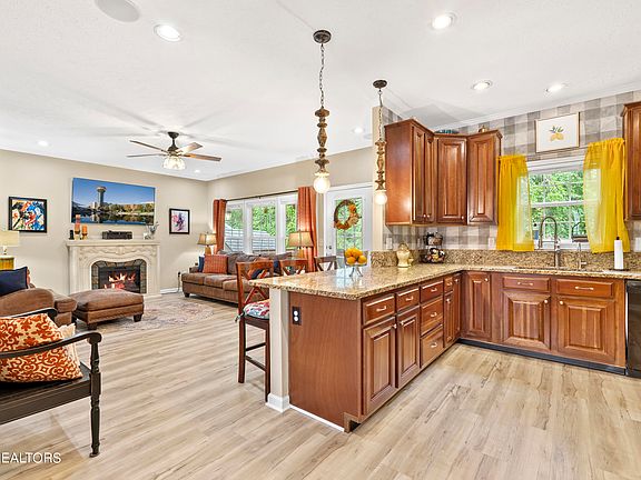 5th image of 354 Alexis Ln