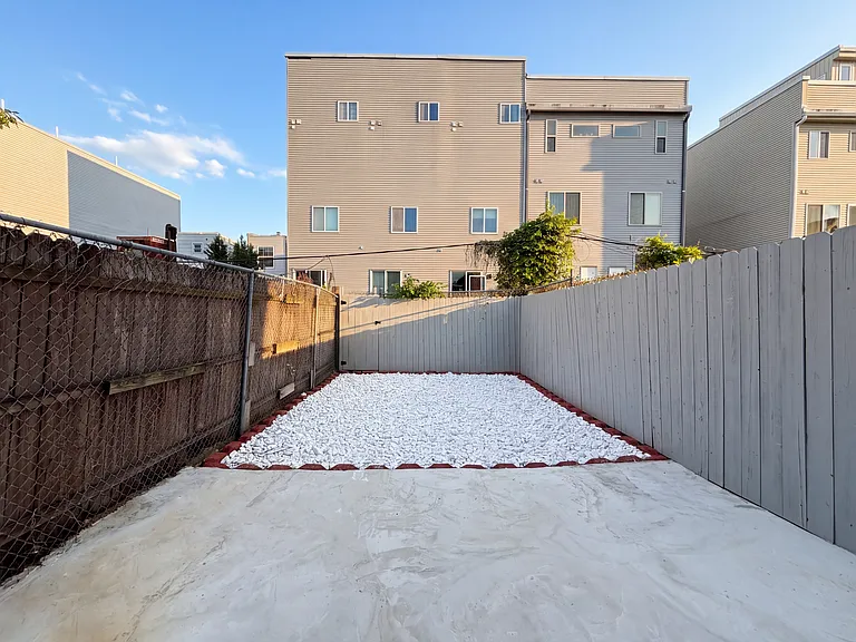 2020 E Huntingdon St — Photo 16