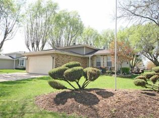 874 River Dr, Carol Stream, IL 60188