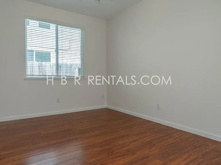 2417 Veneto Ln — Photo 13