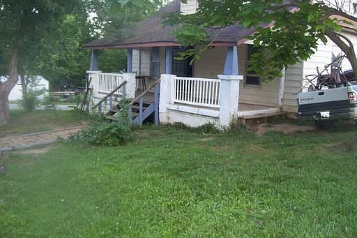 210 E Hill St photo 1