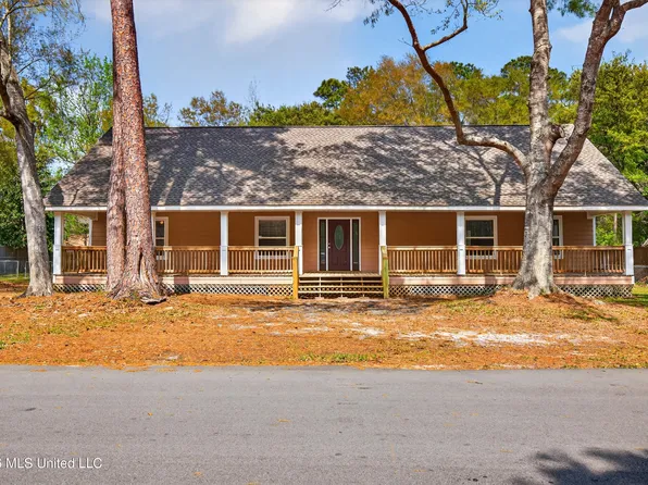 1332 Oak St, Ocean Springs, MS 39564