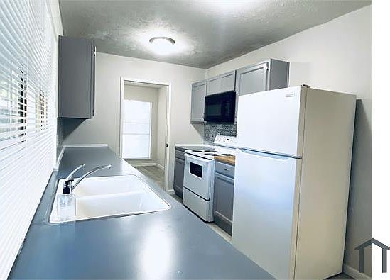 3rd image of 3916 Villa Downs Dr
