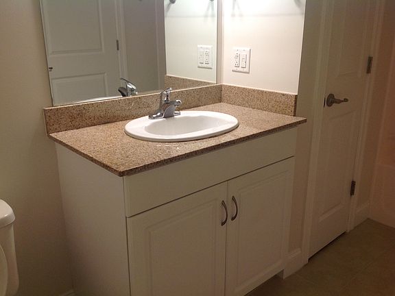 Full bath with jet tub