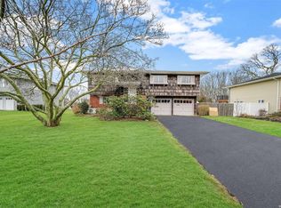 18 Manta Ct, Oakdale, NY 11769