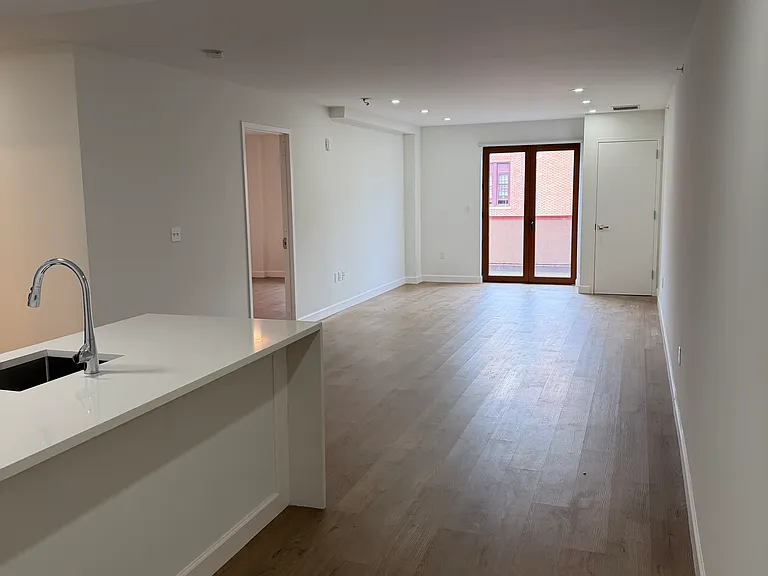 224 Gramatan Ave #7H — Photo 2