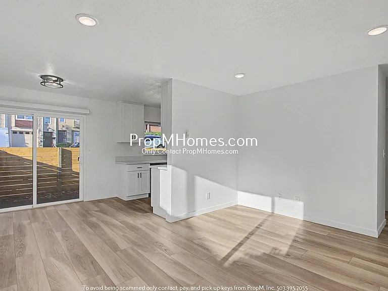 7032 N Burlington Ave — Photo 3