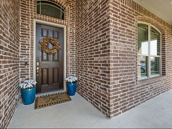3rd image of 521 Hillcrest Cir
