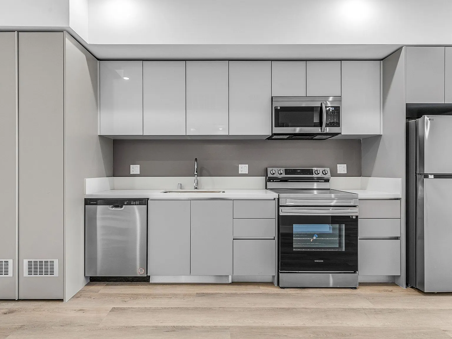 825 Coronado — Photo 3