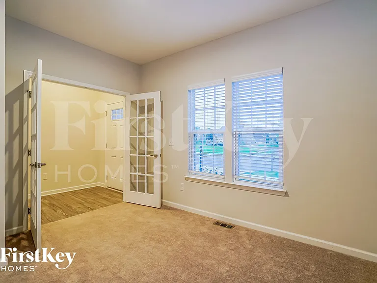717 Wallace Dr — Photo 2