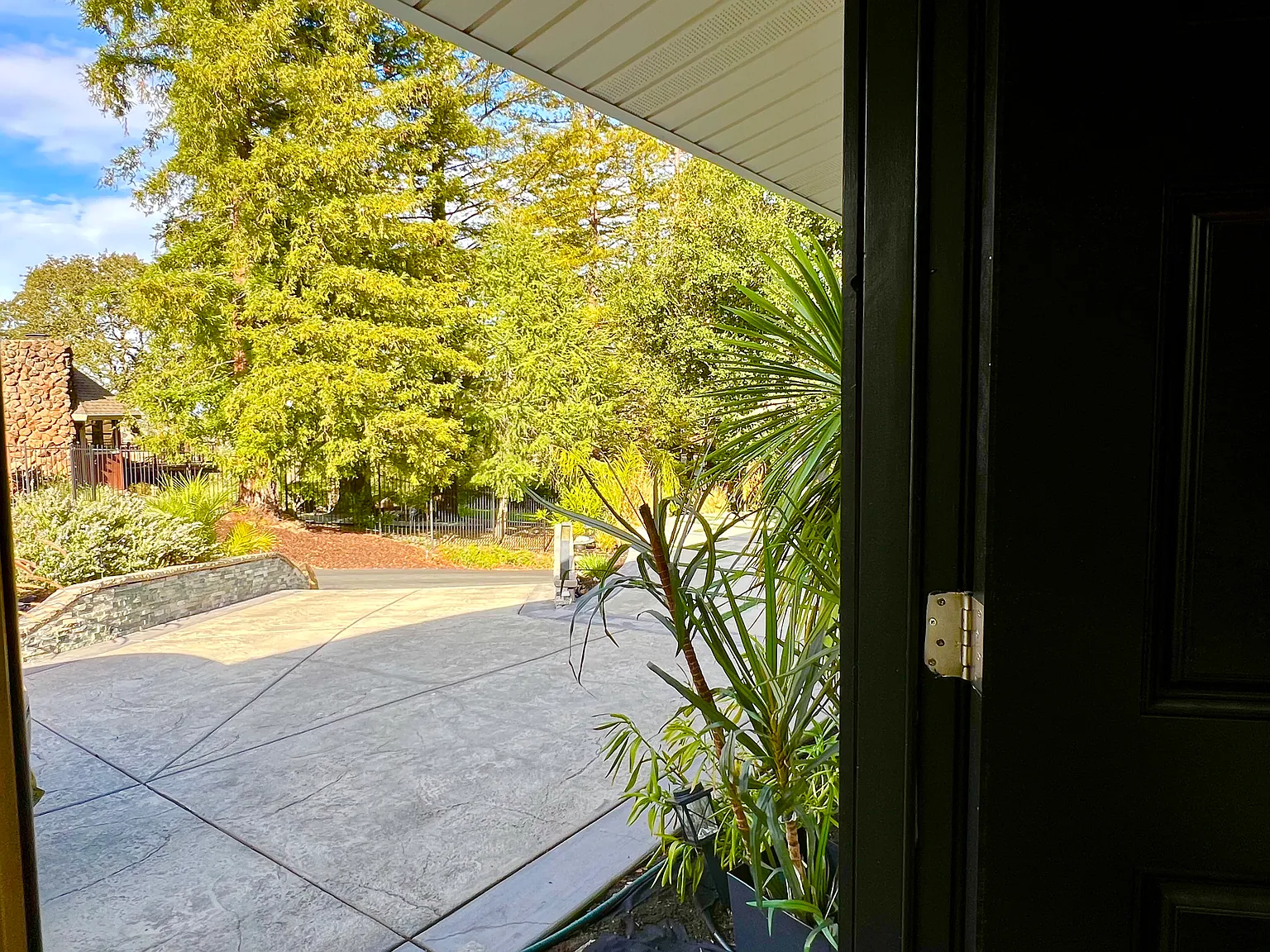 Studio, 610 sqft, $2,400 — Photo 3
