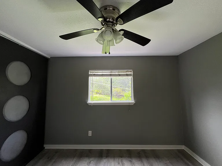 2302 E Side Dr — Photo 3