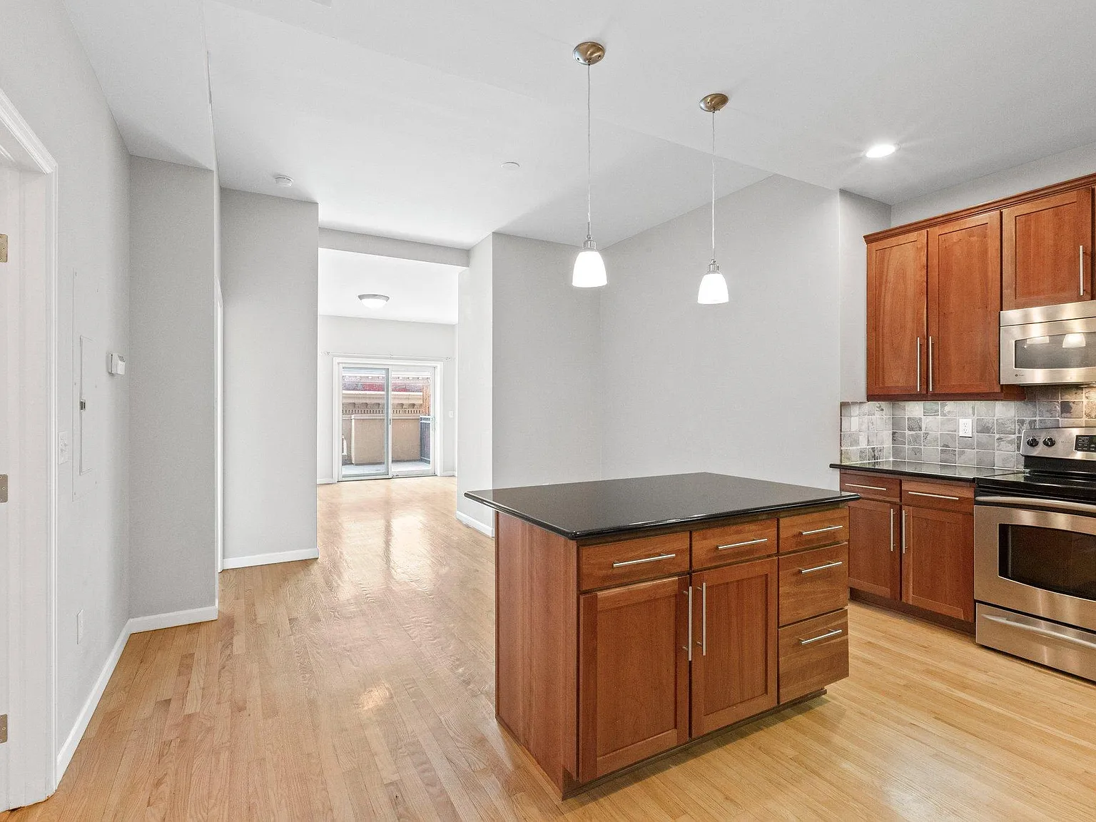1 bed, 850 sqft, $1,995 — Photo 3