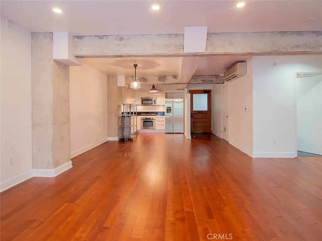 416 S Spring St — Photo 4