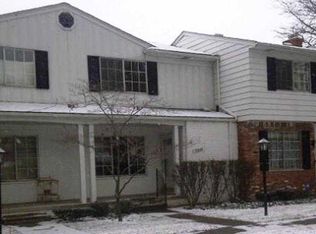 20545 Williamsburg Ct, Harper Woods, MI 48225