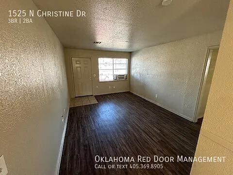 1525 N Christine Dr — Photo 2